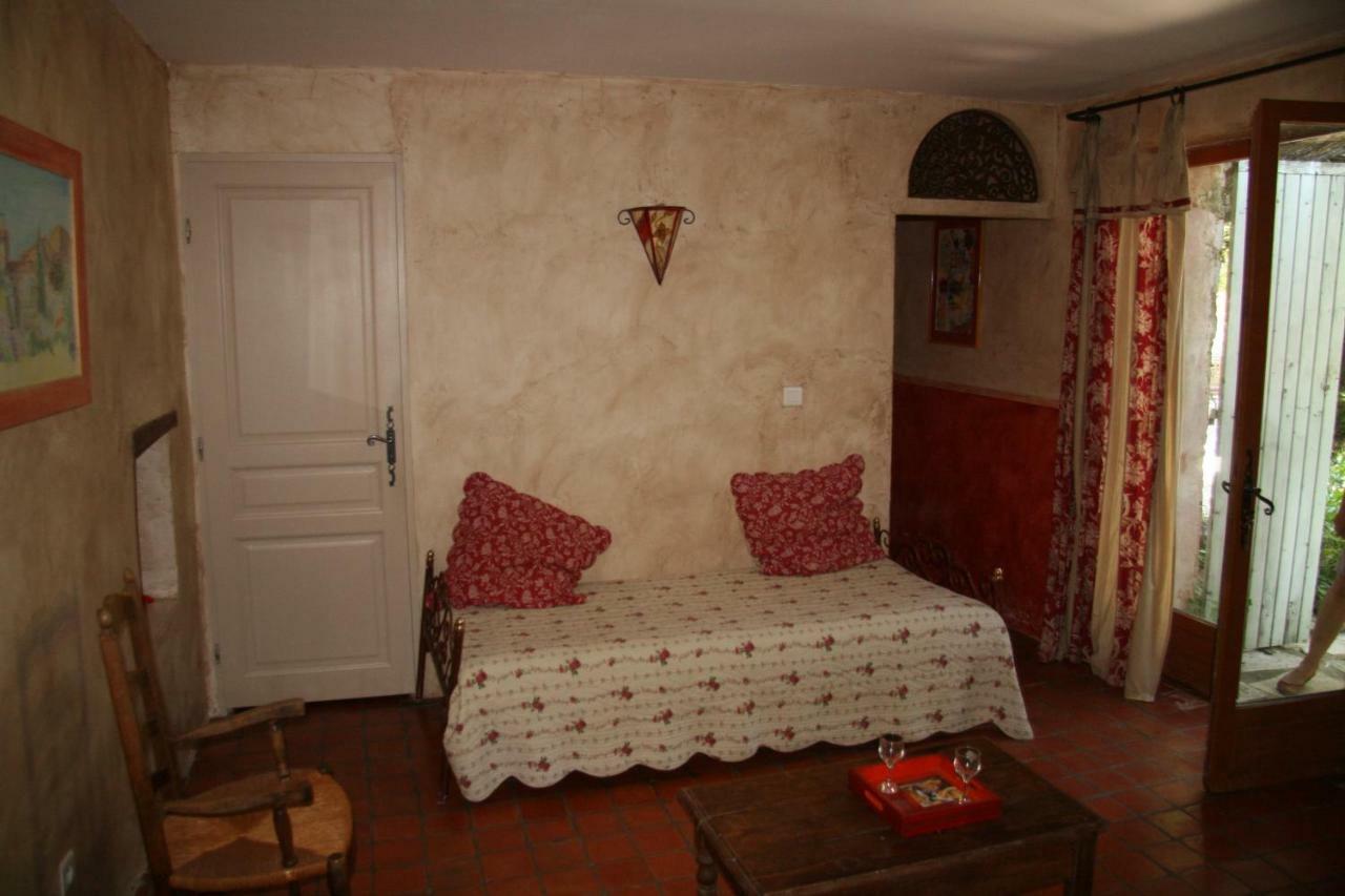 Le Jas Des Nevieres Bed & Breakfast Pierrerue  Bagian luar foto
