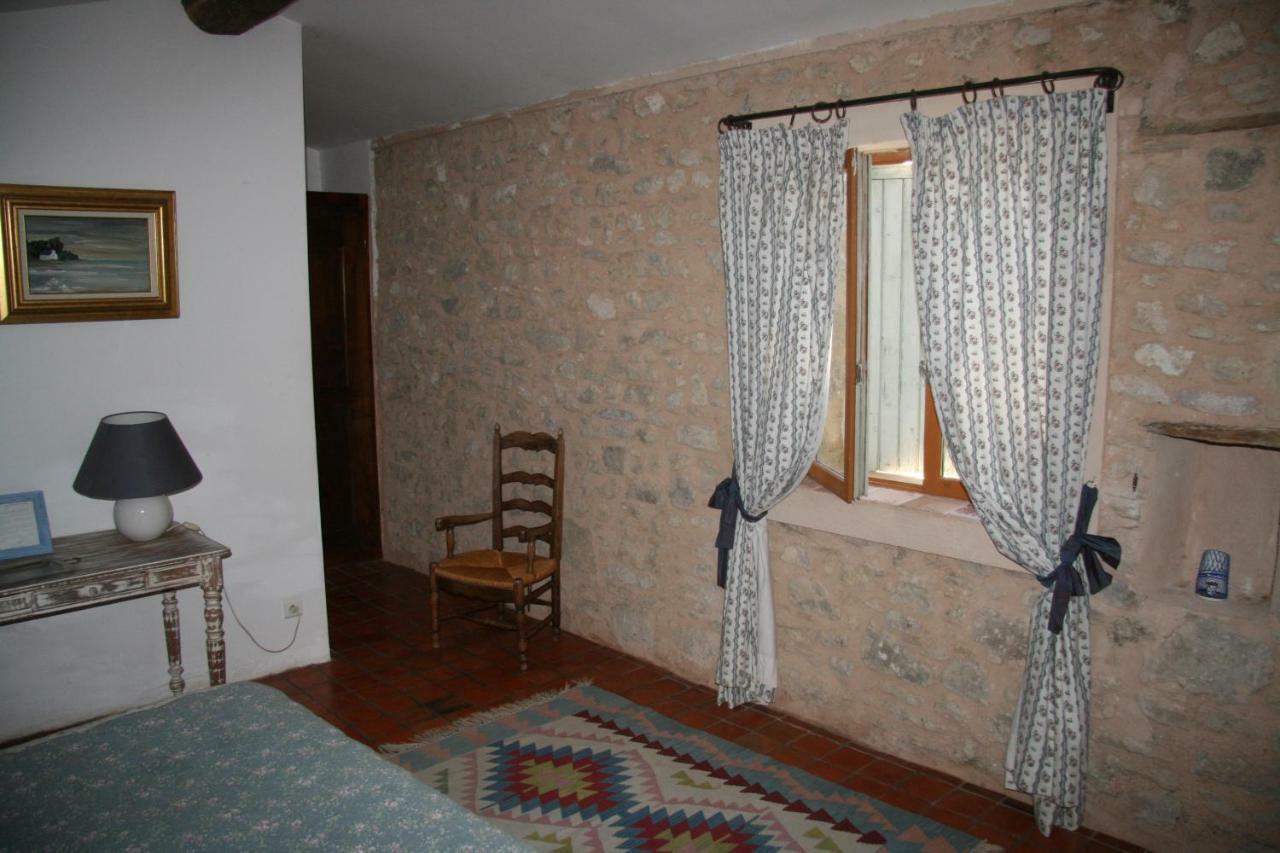 Le Jas Des Nevieres Bed & Breakfast Pierrerue  Bagian luar foto